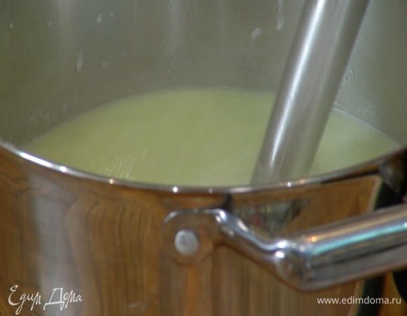 Взбить суп в кастрюле погружным блендером в однородную массу, затем посыпать листьями тимьяна (немного тимьяна оставить).