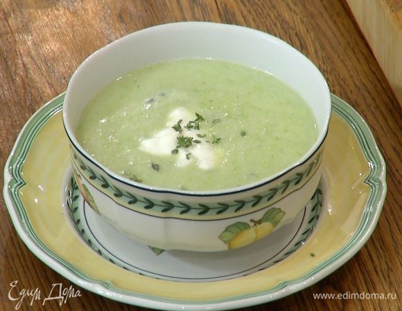 Разлить суп в тарелки, добавить сметану, еще немного посолить, поперчить и посыпать оставшимся тимьяном.