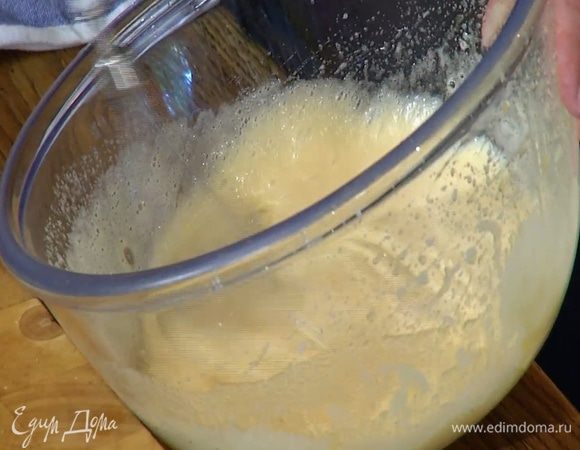 Яйца с сахаром взбить блендером с насадкой-венчиком в пышную, воздушную массу.