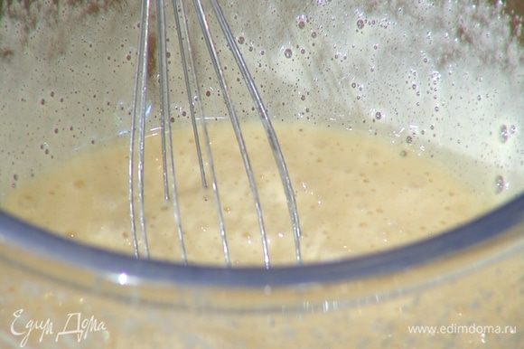 Добавить ванильный экстракт и, продолжая взбивать яйца блендером на низкой скорости, тонкой струйкой влить растопленное масло со сливками.