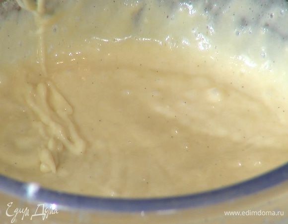 Не переставая взбивать, небольшими порциями ввести муку, каждый раз вымешивая блендером (слишком долго взбивать не нужно, если останутся комочки, пусть они вас не смущают!).