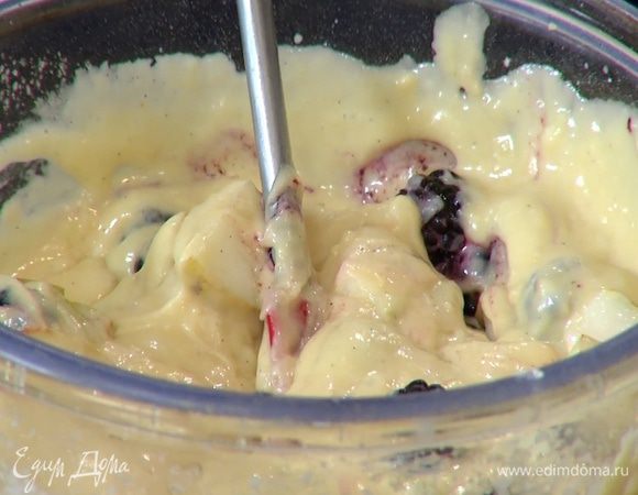 Нарезанные груши и ежевику добавить в тесто, все перемешать.