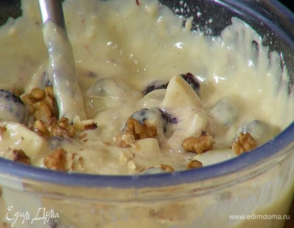 Грецкие орехи поломать руками, чтобы получились кусочки разного размера, добавить в тесто и все перемешать.