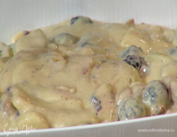 Тесто выложить в жаропрочную керамическую форму и выпекать в разогретой духовке 45–50 минут.