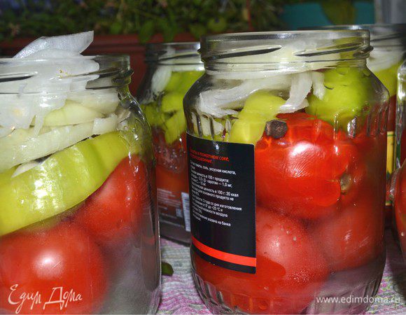 В чистые, подготовленные банки складываем слоями: помидорчики, сверху кладем кольца перца, далее нарезанный лук. В каждую баночку помещаем раздавленный ложкой чеснок и душистый перец.