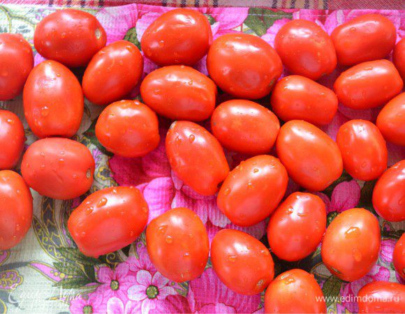 Помидорки надо взять мясистые. Мне очень нравятся "сливки" - они плотные и очень мясистые. Помидоры вымыть и обсушить.