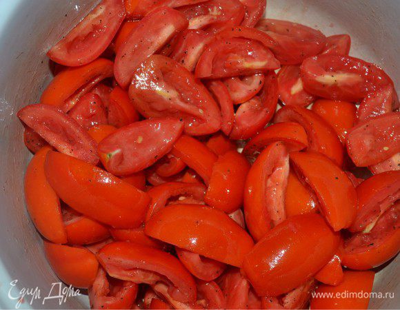 Разрезать на четвертинки и удалить все семена с жидкостью (это можно использовать для приготовления соуса - не пропадать же хорошему!) Посыпать помидорчики солью и перцем, чуть капнуть оливковым маслом. Перемешать и оставить мариноваться на минут 10.
