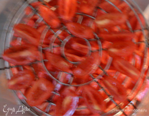 Прогреваем аэрогриль, затем раскладываем помидорчики на решетках. У меня заняты и верхняя и нижняя. Устанавливаем 110 градусов и среднюю скорость обдува. И устанавливаем время на 3- 3,5 часа. Закрываем и все, помидорчики делаются сами! Я, конечно, советую проверить через 2 часа и убрать готовые. 