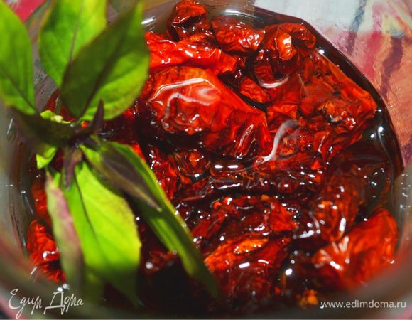 Затем перекладываем наши вяленые помидорчики в банки, добавляем специи, раздавленный зубчик чеснока и заливаем оливковым маслом. Хранить в прохладном темном месте (знаю, что недолго :-)). Приятного аппетита!