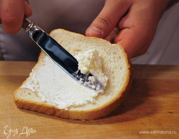 На ломтик хлеба "Геркулес" намазать творожный сыр.