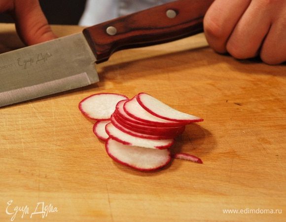 Овощи тонко нарезать и положить поверх сыра. 