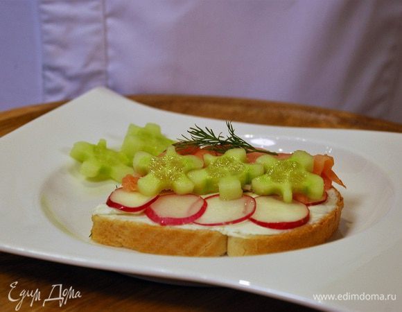 По желанию овощи можно вырезать фигурно и добавить поверх лосося. 