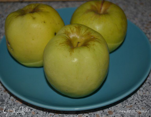 Яблоки помыть, почистить, нарезать.
