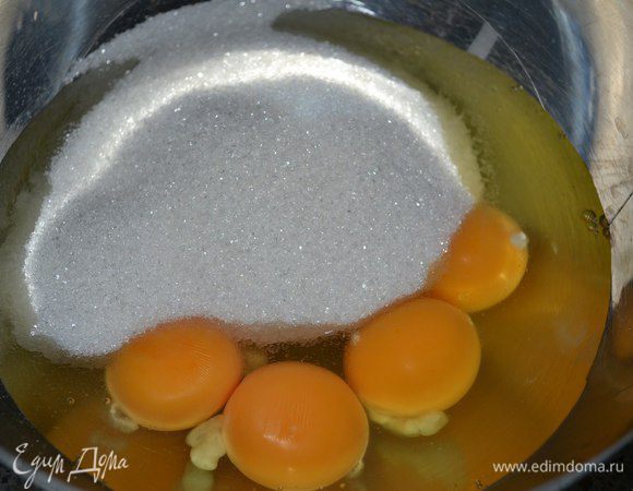 В миске смешать яйца и сахар.