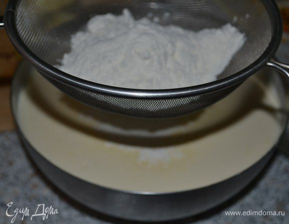 Добавим муку. Всё хорошо перемешать.