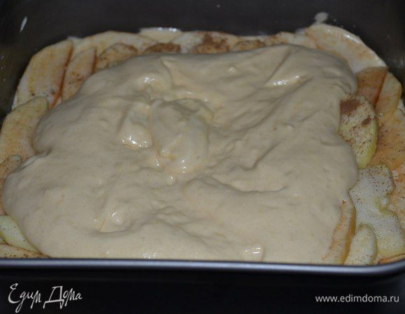 На яблоки выливаем половину оставшегося теста.