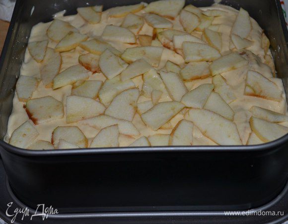 На тесто яблоки и оставшееся тесто.