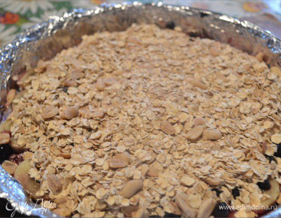 Достаем бананы и чернику из аэрогриля. Распределяем сверху сухую смесь.