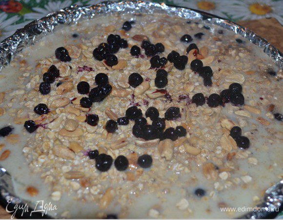 Равномерно заливаем все молочной смесью. Сверху выкладываем оставшиеся орехи и чернику. Ставим в аэрогриль, устанавливаем 200 градусов и 30 минут. Скорость средняя. 