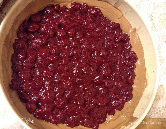 Сборка: форму проложить пленкой, корж разрезать на два, каждый пропитать вишневым сиропом. Уложить первый корж на центр формы, бортики заполнить шоколадным муссом, в середину выложить половину компоте.