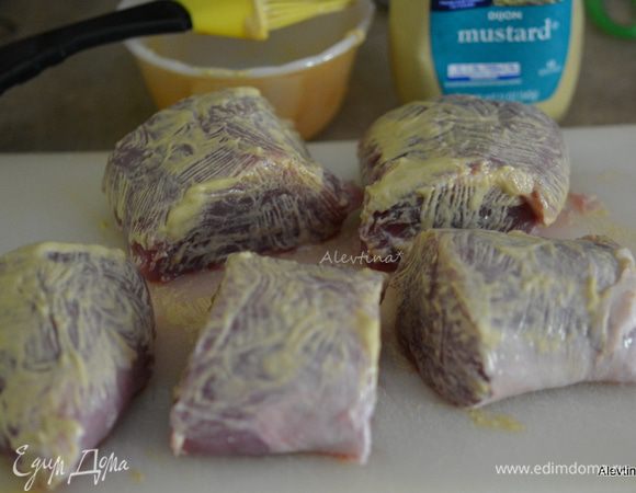 Свинину филе порезать на крупные куски, смазать горчицей со всех сторон.