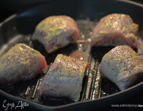 Выложить на разогретую гриль сковороду с маслом или тефлоновую сковороду, посолить и поперчить. Вместо соли я использую овощную заправку на соли. Готовим примерно 10-15 мин, перевернуть один раз.