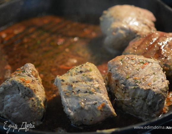 Добавим куриный бульон и вино. Готовим еще 10-15 мин. Соус слегка загустеет.