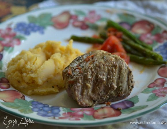Подаем свинину au poivre с овощным гарниром, полив соусом. Наслаждаемся блюдом. Быстро, вкусно и школяры уплетали за обе щеки.