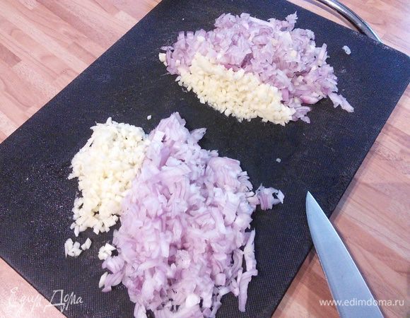 Для начала приготовим маринад. Для этого мелко нарубим шалот и чеснок. Для арахисовой пасты потребуется так же мелко нарезанные шалот и чеснок, поэтому я это сделала сразу.  