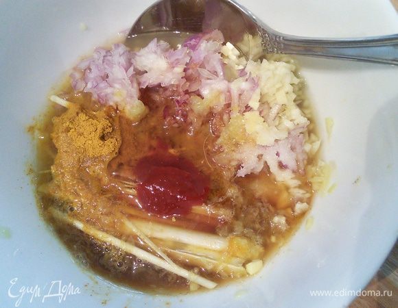 Теперь остаётся выжать сок из лайма и соединить все ингредиенты маринада в мисочке (самбал oelek я заменила на острый чили-соус, соль), а азиатскую смесь специй с добавлением мёда я использовала вместо ketjap Manis (это сладкий соевый соус). 