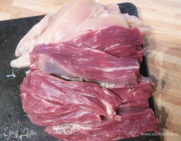 Мясо режем на продолговатые брусочки примерно 2х8 см. 
