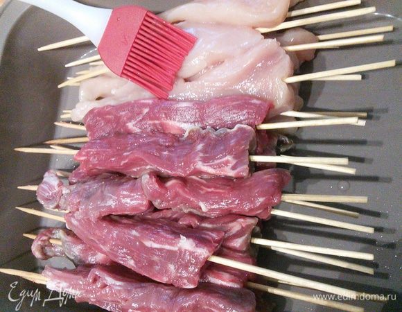 Мясо нужно нанимать на шпажки.
