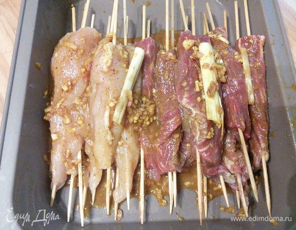 и щедро смазать маринадом. Остаток маринада вылить на мясо и оставить на 30 мин под крышкой в холодильнике настояться. 