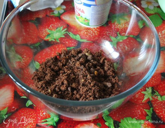 Вы можете использовать любое печенье. Например, «Юбилейное» и добавить к общей массе 2 ст. л. какао. У меня шоколадное печенье.