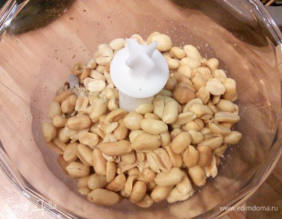 Арахис смолоть в крошку. 