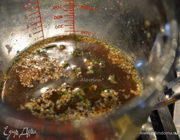 Смешать все для соуса в отдельной емкости. Чеснок мелко порубить.