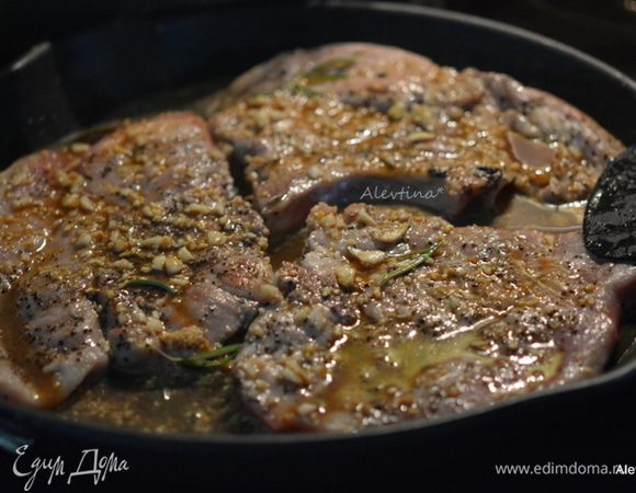 Добавить сверху приготовленный соус, перемешать. Тушить до испарения соуса на половину.