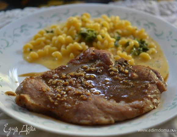 Подаем к столу свиные отбивные , полив с соусом и готовым гарниром. Приятного аппетита.