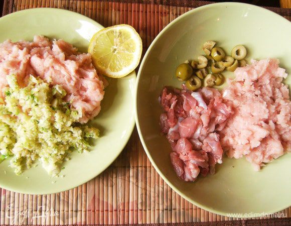 Мясо грудки измельчить блендером, а  с бедренной части нарезать кусочками.
Смешать все ингредиенты отдельно по вариантам. 