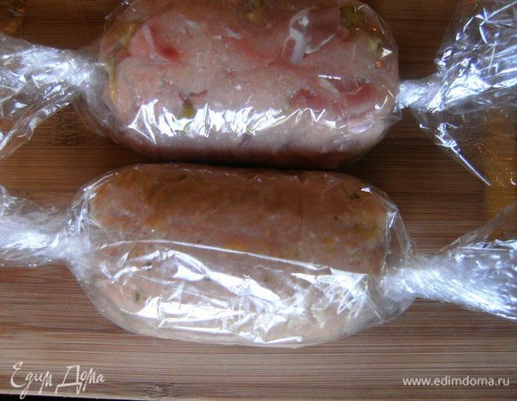 Завернуть оба вида  фарша в два пакета для запекания, свернуть рулетом и уложить в пароварку или мультиварку. 