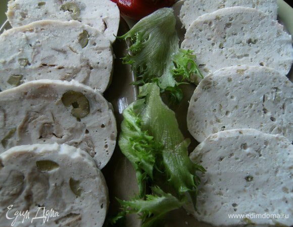 Готовить 25-30 минут. По окончании программы выдержать в чаше еще 10-15 минут и только после этого вынуть из чаши и развернуть.
Колбаса получается сочная, хорошо держит форму. 