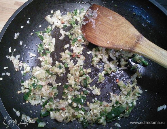На разогретом масле пассеруем шалот и чеснок до прозрачности, добавляем специи, разогреваем до "благоухания" специй.