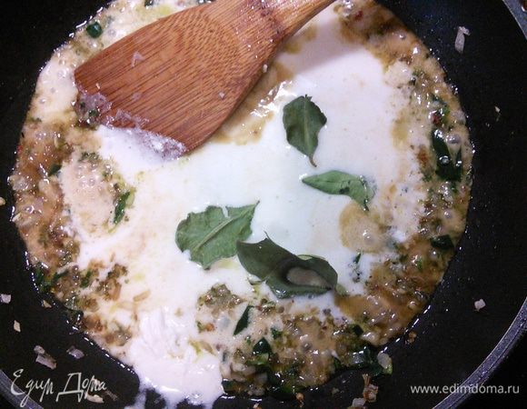 Вливаем кокосовое молоко, рыбный соус и кладём листья каффир-лайма. 