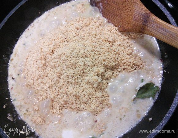 Всыпем арахис, перемешиваем, прогреваем, досаливаем, (у меня ушла целая баночка кокосового молока 400 гр). 