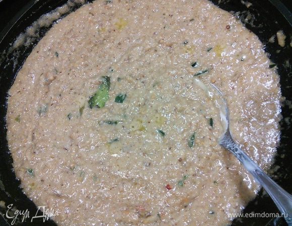 Доведите пасту по густоте до желаемого состояния. Идеально подавать сате с отварным рисом. 