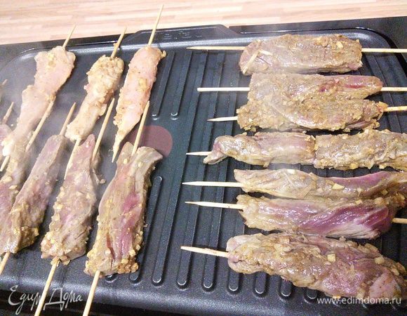 Теперь остаётся пожарить сате на гриле или в сковороде. На это уйдёт несколько минут на каждую сторону. 