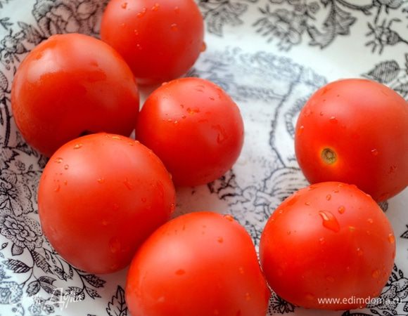 Второй наш полезнейший овощ - помидор. Моем плоды.
