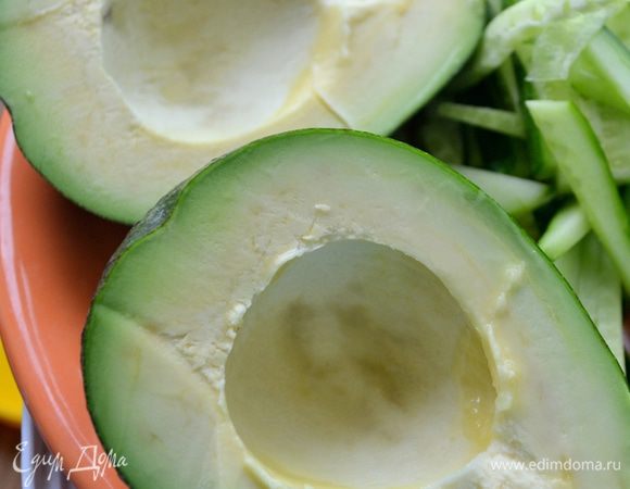 Авокадо - моем и разрезаем пополам. Удаляем косточку и ложкой вынимаем мякоть.
