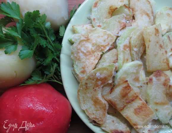 Картофель очистить и нарезать тонкими ломтиками, очищенные от кожуры кабачки нарезать тонкими полосками, обвалять в муке и обжарить с двух сторон. 
