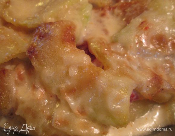 Заливаем овощи  сметаной с натертым сыром и оливковым маслом. Запекаем в нагретой до 180-190*С духовке в течение 10 минут.
Запеканка из простых ингредиентов получается очень вкусная с ароматом пряных трав.